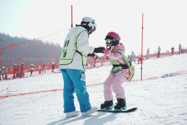 2024恩施绿葱坡5天4晚单板初级滑雪冬令营（湖北）
