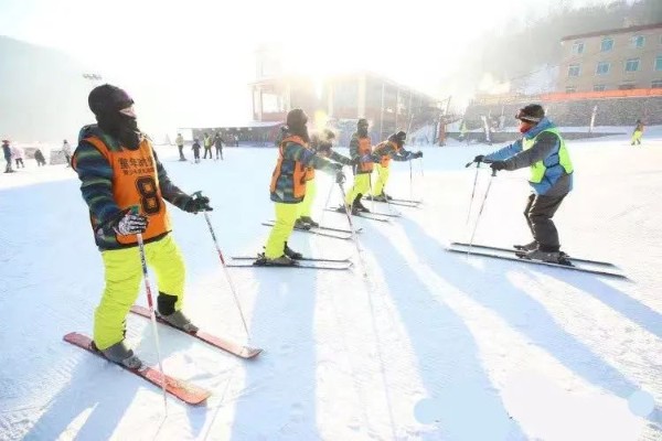 2023“庙香山滑雪场”5天双板（初级/中级/高级）滑雪冬令营（长春）通勤班